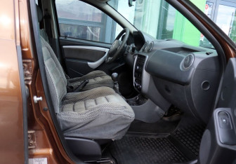 Подержанный автомобиль Renault Duster 2013 года (9 фото)