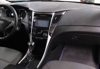 Подержанный автомобиль Hyundai Sonata 2011 года (14 фото)