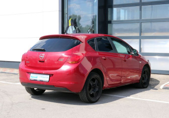Подержанный автомобиль Opel Astra Hatchback 2010 года (8 фото)