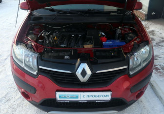 Подержанный автомобиль Renault Sandero 2015 года (10 фото)