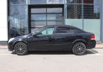 Подержанный автомобиль Opel Astra Sedan 2010 года (2 фото)