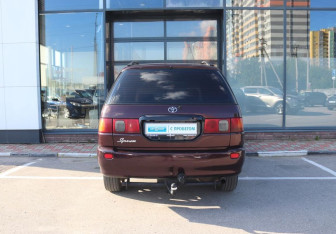 Подержанный автомобиль Toyota Ipsum 1997 года (4 фото)