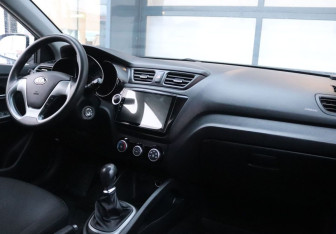 Подержанный автомобиль Kia Rio Hatchback 2016 года (14 фото)