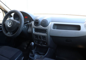 Подержанный автомобиль Renault Logan Sedan 2012 года (14 фото)