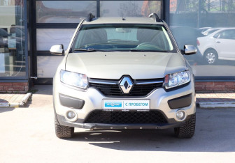 Подержанный автомобиль Renault Sandero 2017 года (3 фото)